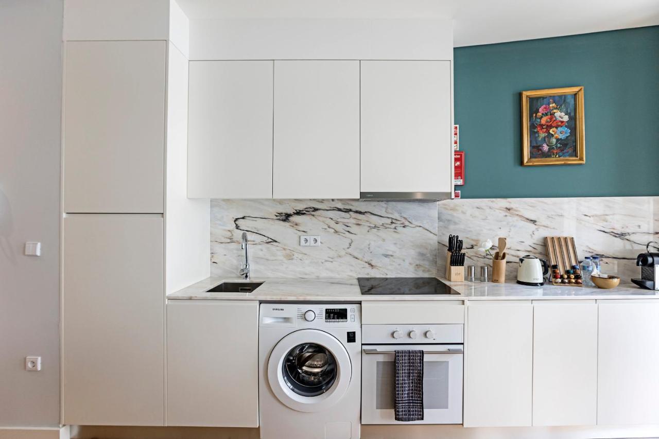 Apartment Turquoise Flat W Ac & Balcony By Lovelystay *